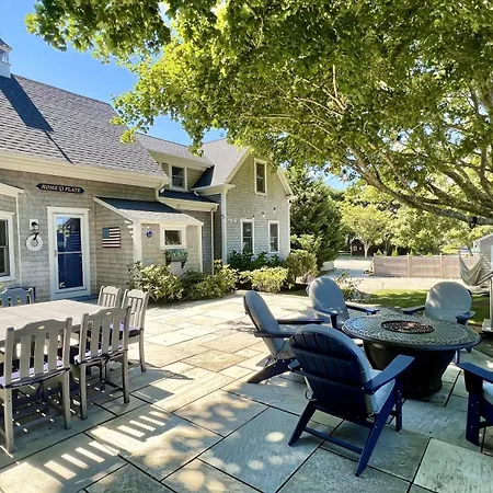 Downtown Chatham Walk To All Amenities: 4 Bedroom+